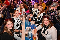 02 Damens AMaB 2026- 02-01 02  Tour-Tag, 1. Februar - Im Intercity Hotel feierten die Roten Funken ihr 77-jähriges Bestehen an diesem Sonntagmorgen, auch wir gratulierten. Auf zum Heimspiel für unsere Christin hieß es danach, dies bei der Damensitzung der » Blauen Jungs «. Eine große Kinderschar erwartete uns dann im Steinhof. Die Musketiere hielten dort ihre Kindersitzung ab. In die Rheinhausenhall führte uns dann der nächste Termin, Damensitzung von Rot-Weiß. Zum Schluß erwartete und die SPD Großenbaum/Rahm bei ihrem „Tanztee“ in unserem Stadquartier, dem Coupe 1900. : DVPJ, Toni I, Jules I., Prinz Karneval, Prinz, Prinzessin Aileen I., Hofmarschälle, Page, Pagen, Paginnen, HDK, Duisburg, Karneval, Helau, Tollität, Event, Session 2025, Session 2025, HDK Duisburg, Hauptausschuss, Hauptausschuss Karneval Duisburg, Duisburg ist echt