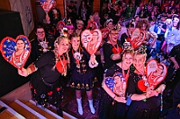 02 Damens AMaB 2026- 02-01 16  Tour-Tag, 1. Februar - Im Intercity Hotel feierten die Roten Funken ihr 77-jähriges Bestehen an diesem Sonntagmorgen, auch wir gratulierten. Auf zum Heimspiel für unsere Christin hieß es danach, dies bei der Damensitzung der » Blauen Jungs «. Eine große Kinderschar erwartete uns dann im Steinhof. Die Musketiere hielten dort ihre Kindersitzung ab. In die Rheinhausenhall führte uns dann der nächste Termin, Damensitzung von Rot-Weiß. Zum Schluß erwartete und die SPD Großenbaum/Rahm bei ihrem „Tanztee“ in unserem Stadquartier, dem Coupe 1900. : DVPJ, Toni I, Jules I., Prinz Karneval, Prinz, Prinzessin Aileen I., Hofmarschälle, Page, Pagen, Paginnen, HDK, Duisburg, Karneval, Helau, Tollität, Event, Session 2025, Session 2025, HDK Duisburg, Hauptausschuss, Hauptausschuss Karneval Duisburg, Duisburg ist echt