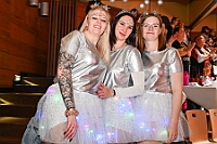 02 Damens AMaB 2026- 02-01 17  Tour-Tag, 1. Februar - Im Intercity Hotel feierten die Roten Funken ihr 77-jähriges Bestehen an diesem Sonntagmorgen, auch wir gratulierten. Auf zum Heimspiel für unsere Christin hieß es danach, dies bei der Damensitzung der » Blauen Jungs «. Eine große Kinderschar erwartete uns dann im Steinhof. Die Musketiere hielten dort ihre Kindersitzung ab. In die Rheinhausenhall führte uns dann der nächste Termin, Damensitzung von Rot-Weiß. Zum Schluß erwartete und die SPD Großenbaum/Rahm bei ihrem „Tanztee“ in unserem Stadquartier, dem Coupe 1900. : DVPJ, Toni I, Jules I., Prinz Karneval, Prinz, Prinzessin Aileen I., Hofmarschälle, Page, Pagen, Paginnen, HDK, Duisburg, Karneval, Helau, Tollität, Event, Session 2025, Session 2025, HDK Duisburg, Hauptausschuss, Hauptausschuss Karneval Duisburg, Duisburg ist echt