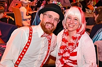 03 Kinders Musketiere 2026- 02-01 03  Tour-Tag, 1. Februar - Im Intercity Hotel feierten die Roten Funken ihr 77-jähriges Bestehen an diesem Sonntagmorgen, auch wir gratulierten. Auf zum Heimspiel für unsere Christin hieß es danach, dies bei der Damensitzung der » Blauen Jungs «. Eine große Kinderschar erwartete uns dann im Steinhof. Die Musketiere hielten dort ihre Kindersitzung ab. In die Rheinhausenhall führte uns dann der nächste Termin, Damensitzung von Rot-Weiß. Zum Schluß erwartete und die SPD Großenbaum/Rahm bei ihrem „Tanztee“ in unserem Stadquartier, dem Coupe 1900. : DVPJ, Toni I, Jules I., Prinz Karneval, Prinz, Prinzessin Aileen I., Hofmarschälle, Page, Pagen, Paginnen, HDK, Duisburg, Karneval, Helau, Tollität, Event, Session 2025, Session 2025, HDK Duisburg, Hauptausschuss, Hauptausschuss Karneval Duisburg, Duisburg ist echt