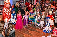 03 Kinders Musketiere 2026- 02-01 07  Tour-Tag, 1. Februar - Im Intercity Hotel feierten die Roten Funken ihr 77-jähriges Bestehen an diesem Sonntagmorgen, auch wir gratulierten. Auf zum Heimspiel für unsere Christin hieß es danach, dies bei der Damensitzung der » Blauen Jungs «. Eine große Kinderschar erwartete uns dann im Steinhof. Die Musketiere hielten dort ihre Kindersitzung ab. In die Rheinhausenhall führte uns dann der nächste Termin, Damensitzung von Rot-Weiß. Zum Schluß erwartete und die SPD Großenbaum/Rahm bei ihrem „Tanztee“ in unserem Stadquartier, dem Coupe 1900. : DVPJ, Toni I, Jules I., Prinz Karneval, Prinz, Prinzessin Aileen I., Hofmarschälle, Page, Pagen, Paginnen, HDK, Duisburg, Karneval, Helau, Tollität, Event, Session 2025, Session 2025, HDK Duisburg, Hauptausschuss, Hauptausschuss Karneval Duisburg, Duisburg ist echt