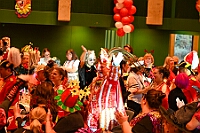 04 Damens ARWRheinh 2026- 02-01 06  Tour-Tag, 1. Februar - Im Intercity Hotel feierten die Roten Funken ihr 77-jähriges Bestehen an diesem Sonntagmorgen, auch wir gratulierten. Auf zum Heimspiel für unsere Christin hieß es danach, dies bei der Damensitzung der » Blauen Jungs «. Eine große Kinderschar erwartete uns dann im Steinhof. Die Musketiere hielten dort ihre Kindersitzung ab. In die Rheinhausenhall führte uns dann der nächste Termin, Damensitzung von Rot-Weiß. Zum Schluß erwartete und die SPD Großenbaum/Rahm bei ihrem „Tanztee“ in unserem Stadquartier, dem Coupe 1900. : DVPJ, Toni I, Jules I., Prinz Karneval, Prinz, Prinzessin Aileen I., Hofmarschälle, Page, Pagen, Paginnen, HDK, Duisburg, Karneval, Helau, Tollität, Event, Session 2025, Session 2025, HDK Duisburg, Hauptausschuss, Hauptausschuss Karneval Duisburg, Duisburg ist echt