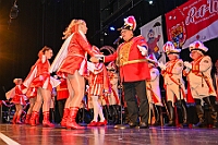 04 Damens ARWRheinh 2026- 02-01 12  Tour-Tag, 1. Februar - Im Intercity Hotel feierten die Roten Funken ihr 77-jähriges Bestehen an diesem Sonntagmorgen, auch wir gratulierten. Auf zum Heimspiel für unsere Christin hieß es danach, dies bei der Damensitzung der » Blauen Jungs «. Eine große Kinderschar erwartete uns dann im Steinhof. Die Musketiere hielten dort ihre Kindersitzung ab. In die Rheinhausenhall führte uns dann der nächste Termin, Damensitzung von Rot-Weiß. Zum Schluß erwartete und die SPD Großenbaum/Rahm bei ihrem „Tanztee“ in unserem Stadquartier, dem Coupe 1900. : DVPJ, Toni I, Jules I., Prinz Karneval, Prinz, Prinzessin Aileen I., Hofmarschälle, Page, Pagen, Paginnen, HDK, Duisburg, Karneval, Helau, Tollität, Event, Session 2025, Session 2025, HDK Duisburg, Hauptausschuss, Hauptausschuss Karneval Duisburg, Duisburg ist echt