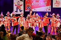 04 Damens ARWRheinh 2026- 02-01 21  Tour-Tag, 1. Februar - Im Intercity Hotel feierten die Roten Funken ihr 77-jähriges Bestehen an diesem Sonntagmorgen, auch wir gratulierten. Auf zum Heimspiel für unsere Christin hieß es danach, dies bei der Damensitzung der » Blauen Jungs «. Eine große Kinderschar erwartete uns dann im Steinhof. Die Musketiere hielten dort ihre Kindersitzung ab. In die Rheinhausenhall führte uns dann der nächste Termin, Damensitzung von Rot-Weiß. Zum Schluß erwartete und die SPD Großenbaum/Rahm bei ihrem „Tanztee“ in unserem Stadquartier, dem Coupe 1900. : DVPJ, Toni I, Jules I., Prinz Karneval, Prinz, Prinzessin Aileen I., Hofmarschälle, Page, Pagen, Paginnen, HDK, Duisburg, Karneval, Helau, Tollität, Event, Session 2025, Session 2025, HDK Duisburg, Hauptausschuss, Hauptausschuss Karneval Duisburg, Duisburg ist echt