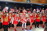 05 Tanztee SPD Coupre1900 2026-02-01 03  Tour-Tag, 1. Februar - Im Intercity Hotel feierten die Roten Funken ihr 77-jähriges Bestehen an diesem Sonntagmorgen, auch wir gratulierten. Auf zum Heimspiel für unsere Christin hieß es danach, dies bei der Damensitzung der » Blauen Jungs «. Eine große Kinderschar erwartete uns dann im Steinhof. Die Musketiere hielten dort ihre Kindersitzung ab. In die Rheinhausenhall führte uns dann der nächste Termin, Damensitzung von Rot-Weiß. Zum Schluß erwartete und die SPD Großenbaum/Rahm bei ihrem „Tanztee“ in unserem Stadquartier, dem Coupe 1900. : DVPJ, Toni I, Jules I., Prinz Karneval, Prinz, Prinzessin Aileen I., Hofmarschälle, Page, Pagen, Paginnen, HDK, Duisburg, Karneval, Helau, Tollität, Event, Session 2025, Session 2025, HDK Duisburg, Hauptausschuss, Hauptausschuss Karneval Duisburg, Duisburg ist echt