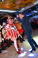 05 Tanztee SPD Coupre1900 2026-02-01 04  Tour-Tag, 1. Februar - Im Intercity Hotel feierten die Roten Funken ihr 77-jähriges Bestehen an diesem Sonntagmorgen, auch wir gratulierten. Auf zum Heimspiel für unsere Christin hieß es danach, dies bei der Damensitzung der » Blauen Jungs «. Eine große Kinderschar erwartete uns dann im Steinhof. Die Musketiere hielten dort ihre Kindersitzung ab. In die Rheinhausenhall führte uns dann der nächste Termin, Damensitzung von Rot-Weiß. Zum Schluß erwartete und die SPD Großenbaum/Rahm bei ihrem „Tanztee“ in unserem Stadquartier, dem Coupe 1900. : DVPJ, Toni I, Jules I., Prinz Karneval, Prinz, Prinzessin Aileen I., Hofmarschälle, Page, Pagen, Paginnen, HDK, Duisburg, Karneval, Helau, Tollität, Event, Session 2025, Session 2025, HDK Duisburg, Hauptausschuss, Hauptausschuss Karneval Duisburg, Duisburg ist echt