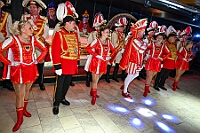 05 Tanztee SPD Coupre1900 2026-02-01 05  Tour-Tag, 1. Februar - Im Intercity Hotel feierten die Roten Funken ihr 77-jähriges Bestehen an diesem Sonntagmorgen, auch wir gratulierten. Auf zum Heimspiel für unsere Christin hieß es danach, dies bei der Damensitzung der » Blauen Jungs «. Eine große Kinderschar erwartete uns dann im Steinhof. Die Musketiere hielten dort ihre Kindersitzung ab. In die Rheinhausenhall führte uns dann der nächste Termin, Damensitzung von Rot-Weiß. Zum Schluß erwartete und die SPD Großenbaum/Rahm bei ihrem „Tanztee“ in unserem Stadquartier, dem Coupe 1900. : DVPJ, Toni I, Jules I., Prinz Karneval, Prinz, Prinzessin Aileen I., Hofmarschälle, Page, Pagen, Paginnen, HDK, Duisburg, Karneval, Helau, Tollität, Event, Session 2025, Session 2025, HDK Duisburg, Hauptausschuss, Hauptausschuss Karneval Duisburg, Duisburg ist echt