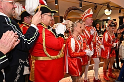 Prinzentref KoenigBrau 2026- 02-02 28  Prinzentreffen in der Brauerei - Auf Initiative von Tobias Ostermann, Verkaufsleiter Ruhrgebiet, und HDK Präsident Michel Jansen lud die König Brauerei in Kooperation mit dem HDK zum Prinzentreffen in den Theodor-König-Keller auf dem Gelände der König Brauerei. Dieser spontanen Einladung folgten die Tollitäten aus Essen, Oberhausen und Moers. Prinz Toni I. erwies sich als sympathischer Co-Gastgeber bei diesem unterhaltsamen Abend. : DVPJ, Toni I, Jules I., Prinz Karneval, Prinz, Prinzessin Aileen I., Hofmarschälle, Page, Pagen, Paginnen, HDK, Duisburg, Karneval, Helau, Tollität, Event, Session 2025, Session 2025, HDK Duisburg, Hauptausschuss, Hauptausschuss Karneval Duisburg, Duisburg ist echt