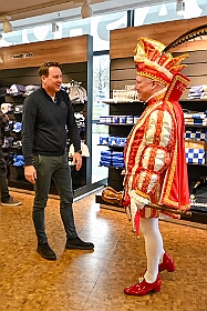 EMMES HELAU  2026- 02-02- 06  EMMES HELAU - Montag, 2. Februar, waren wir auf Shoppingtour. Im Fan-Shop des MSV in  der Schauinsland-reisen-arena haben wir ums mit der Neuen Fan Karnevals Edition „Emmes Helau“, wie T-Shirt, Schal, Tasse und Pin bewundert und natürlich auch gekauft. : DVPJ, Toni I, Jules I., Prinz Karneval, Prinz, Prinzessin Aileen I., Hofmarschälle, Page, Pagen, Paginnen, HDK, Duisburg, Karneval, Helau, Tollität, Event, Session 2025, Session 2025, HDK Duisburg, Hauptausschuss, Hauptausschuss Karneval Duisburg, Duisburg ist echt