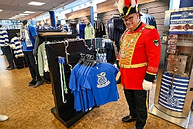 EMMES HELAU  2026- 02-02- 08  EMMES HELAU - Montag, 2. Februar, waren wir auf Shoppingtour. Im Fan-Shop des MSV in  der Schauinsland-reisen-arena haben wir ums mit der Neuen Fan Karnevals Edition „Emmes Helau“, wie T-Shirt, Schal, Tasse und Pin bewundert und natürlich auch gekauft. : DVPJ, Toni I, Jules I., Prinz Karneval, Prinz, Prinzessin Aileen I., Hofmarschälle, Page, Pagen, Paginnen, HDK, Duisburg, Karneval, Helau, Tollität, Event, Session 2025, Session 2025, HDK Duisburg, Hauptausschuss, Hauptausschuss Karneval Duisburg, Duisburg ist echt