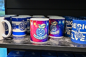 EMMES HELAU  2026- 02-02- 11  EMMES HELAU - Montag, 2. Februar, waren wir auf Shoppingtour. Im Fan-Shop des MSV in  der Schauinsland-reisen-arena haben wir ums mit der Neuen Fan Karnevals Edition „Emmes Helau“, wie T-Shirt, Schal, Tasse und Pin bewundert und natürlich auch gekauft. : DVPJ, Toni I, Jules I., Prinz Karneval, Prinz, Prinzessin Aileen I., Hofmarschälle, Page, Pagen, Paginnen, HDK, Duisburg, Karneval, Helau, Tollität, Event, Session 2025, Session 2025, HDK Duisburg, Hauptausschuss, Hauptausschuss Karneval Duisburg, Duisburg ist echt