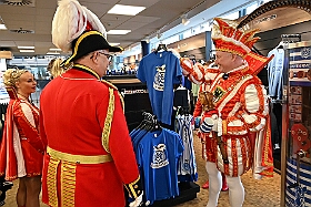 EMMES HELAU  2026- 02-02- 12  EMMES HELAU - Montag, 2. Februar, waren wir auf Shoppingtour. Im Fan-Shop des MSV in  der Schauinsland-reisen-arena haben wir ums mit der Neuen Fan Karnevals Edition „Emmes Helau“, wie T-Shirt, Schal, Tasse und Pin bewundert und natürlich auch gekauft. : DVPJ, Toni I, Jules I., Prinz Karneval, Prinz, Prinzessin Aileen I., Hofmarschälle, Page, Pagen, Paginnen, HDK, Duisburg, Karneval, Helau, Tollität, Event, Session 2025, Session 2025, HDK Duisburg, Hauptausschuss, Hauptausschuss Karneval Duisburg, Duisburg ist echt