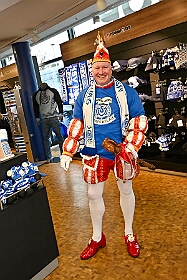 EMMES HELAU  2026- 02-02- 16  EMMES HELAU - Montag, 2. Februar, waren wir auf Shoppingtour. Im Fan-Shop des MSV in  der Schauinsland-reisen-arena haben wir ums mit der Neuen Fan Karnevals Edition „Emmes Helau“, wie T-Shirt, Schal, Tasse und Pin bewundert und natürlich auch gekauft. : DVPJ, Toni I, Jules I., Prinz Karneval, Prinz, Prinzessin Aileen I., Hofmarschälle, Page, Pagen, Paginnen, HDK, Duisburg, Karneval, Helau, Tollität, Event, Session 2025, Session 2025, HDK Duisburg, Hauptausschuss, Hauptausschuss Karneval Duisburg, Duisburg ist echt