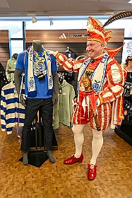 EMMES HELAU  2026- 02-02- 26  EMMES HELAU - Montag, 2. Februar, waren wir auf Shoppingtour. Im Fan-Shop des MSV in  der Schauinsland-reisen-arena haben wir ums mit der Neuen Fan Karnevals Edition „Emmes Helau“, wie T-Shirt, Schal, Tasse und Pin bewundert und natürlich auch gekauft. : DVPJ, Toni I, Jules I., Prinz Karneval, Prinz, Prinzessin Aileen I., Hofmarschälle, Page, Pagen, Paginnen, HDK, Duisburg, Karneval, Helau, Tollität, Event, Session 2025, Session 2025, HDK Duisburg, Hauptausschuss, Hauptausschuss Karneval Duisburg, Duisburg ist echt