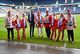 EMMES HELAU  2026- 02-02- 30  EMMES HELAU - Montag, 2. Februar, waren wir auf Shoppingtour. Im Fan-Shop des MSV in  der Schauinsland-reisen-arena haben wir ums mit der Neuen Fan Karnevals Edition „Emmes Helau“, wie T-Shirt, Schal, Tasse und Pin bewundert und natürlich auch gekauft. : DVPJ, Toni I, Jules I., Prinz Karneval, Prinz, Prinzessin Aileen I., Hofmarschälle, Page, Pagen, Paginnen, HDK, Duisburg, Karneval, Helau, Tollität, Event, Session 2025, Session 2025, HDK Duisburg, Hauptausschuss, Hauptausschuss Karneval Duisburg, Duisburg ist echt