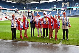 EMMES HELAU  2026- 02-02- 31  EMMES HELAU - Montag, 2. Februar, waren wir auf Shoppingtour. Im Fan-Shop des MSV in  der Schauinsland-reisen-arena haben wir ums mit der Neuen Fan Karnevals Edition „Emmes Helau“, wie T-Shirt, Schal, Tasse und Pin bewundert und natürlich auch gekauft. : DVPJ, Toni I, Jules I., Prinz Karneval, Prinz, Prinzessin Aileen I., Hofmarschälle, Page, Pagen, Paginnen, HDK, Duisburg, Karneval, Helau, Tollität, Event, Session 2025, Session 2025, HDK Duisburg, Hauptausschuss, Hauptausschuss Karneval Duisburg, Duisburg ist echt