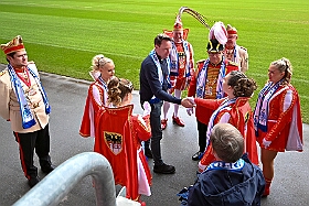 EMMES HELAU  2026- 02-02- 32  EMMES HELAU - Montag, 2. Februar, waren wir auf Shoppingtour. Im Fan-Shop des MSV in  der Schauinsland-reisen-arena haben wir ums mit der Neuen Fan Karnevals Edition „Emmes Helau“, wie T-Shirt, Schal, Tasse und Pin bewundert und natürlich auch gekauft. : DVPJ, Toni I, Jules I., Prinz Karneval, Prinz, Prinzessin Aileen I., Hofmarschälle, Page, Pagen, Paginnen, HDK, Duisburg, Karneval, Helau, Tollität, Event, Session 2025, Session 2025, HDK Duisburg, Hauptausschuss, Hauptausschuss Karneval Duisburg, Duisburg ist echt