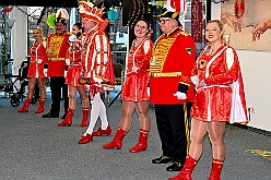 01 DRK HausSandberg 2026- 02-04 01  Seniorenkarneval und Flüstersitzung - An Nachmittag des 4. Februar führte uns der erste Termin in das DRK-Multikulturelle Seniorenzentrum Haus am Sandberg in Homberg. Zum 2. Termin musste wir in den Süden. In Huckingen feierte die KFD St. Peter und Paul Gemeinde ihren  2. karnvalistischen Nachmittag, Toni I. wurde ein Superstar empfangen. Gestärkt mit ausreichend Kuchen und Kaffee ging es dann nach Walsum. In Open Rheins „Zum Johanniter“ , dort fand die „Flüstersitzung“ der Prinzengarde statt. : DVPJ, Toni I, Jules I., Prinz Karneval, Prinz, Prinzessin Aileen I., Hofmarschälle, Page, Pagen, Paginnen, HDK, Duisburg, Karneval, Helau, Tollität, Event, Session 2025, Session 2025, HDK Duisburg, Hauptausschuss, Hauptausschuss Karneval Duisburg, Duisburg ist echt