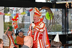 01 DRK HausSandberg 2026- 02-04 03  Seniorenkarneval und Flüstersitzung - An Nachmittag des 4. Februar führte uns der erste Termin in das DRK-Multikulturelle Seniorenzentrum Haus am Sandberg in Homberg. Zum 2. Termin musste wir in den Süden. In Huckingen feierte die KFD St. Peter und Paul Gemeinde ihren  2. karnvalistischen Nachmittag, Toni I. wurde ein Superstar empfangen. Gestärkt mit ausreichend Kuchen und Kaffee ging es dann nach Walsum. In Open Rheins „Zum Johanniter“ , dort fand die „Flüstersitzung“ der Prinzengarde statt. : DVPJ, Toni I, Jules I., Prinz Karneval, Prinz, Prinzessin Aileen I., Hofmarschälle, Page, Pagen, Paginnen, HDK, Duisburg, Karneval, Helau, Tollität, Event, Session 2025, Session 2025, HDK Duisburg, Hauptausschuss, Hauptausschuss Karneval Duisburg, Duisburg ist echt
