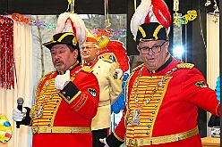 01 DRK HausSandberg 2026- 02-04 04  Seniorenkarneval und Flüstersitzung - An Nachmittag des 4. Februar führte uns der erste Termin in das DRK-Multikulturelle Seniorenzentrum Haus am Sandberg in Homberg. Zum 2. Termin musste wir in den Süden. In Huckingen feierte die KFD St. Peter und Paul Gemeinde ihren  2. karnvalistischen Nachmittag, Toni I. wurde ein Superstar empfangen. Gestärkt mit ausreichend Kuchen und Kaffee ging es dann nach Walsum. In Open Rheins „Zum Johanniter“ , dort fand die „Flüstersitzung“ der Prinzengarde statt. : DVPJ, Toni I, Jules I., Prinz Karneval, Prinz, Prinzessin Aileen I., Hofmarschälle, Page, Pagen, Paginnen, HDK, Duisburg, Karneval, Helau, Tollität, Event, Session 2025, Session 2025, HDK Duisburg, Hauptausschuss, Hauptausschuss Karneval Duisburg, Duisburg ist echt