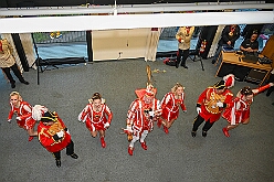 01 DRK HausSandberg 2026- 02-04 06  Seniorenkarneval und Flüstersitzung - An Nachmittag des 4. Februar führte uns der erste Termin in das DRK-Multikulturelle Seniorenzentrum Haus am Sandberg in Homberg. Zum 2. Termin musste wir in den Süden. In Huckingen feierte die KFD St. Peter und Paul Gemeinde ihren  2. karnvalistischen Nachmittag, Toni I. wurde ein Superstar empfangen. Gestärkt mit ausreichend Kuchen und Kaffee ging es dann nach Walsum. In Open Rheins „Zum Johanniter“ , dort fand die „Flüstersitzung“ der Prinzengarde statt. : DVPJ, Toni I, Jules I., Prinz Karneval, Prinz, Prinzessin Aileen I., Hofmarschälle, Page, Pagen, Paginnen, HDK, Duisburg, Karneval, Helau, Tollität, Event, Session 2025, Session 2025, HDK Duisburg, Hauptausschuss, Hauptausschuss Karneval Duisburg, Duisburg ist echt