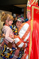 01 DRK HausSandberg 2026- 02-04 08  Seniorenkarneval und Flüstersitzung - An Nachmittag des 4. Februar führte uns der erste Termin in das DRK-Multikulturelle Seniorenzentrum Haus am Sandberg in Homberg. Zum 2. Termin musste wir in den Süden. In Huckingen feierte die KFD St. Peter und Paul Gemeinde ihren  2. karnvalistischen Nachmittag, Toni I. wurde ein Superstar empfangen. Gestärkt mit ausreichend Kuchen und Kaffee ging es dann nach Walsum. In Open Rheins „Zum Johanniter“ , dort fand die „Flüstersitzung“ der Prinzengarde statt. : DVPJ, Toni I, Jules I., Prinz Karneval, Prinz, Prinzessin Aileen I., Hofmarschälle, Page, Pagen, Paginnen, HDK, Duisburg, Karneval, Helau, Tollität, Event, Session 2025, Session 2025, HDK Duisburg, Hauptausschuss, Hauptausschuss Karneval Duisburg, Duisburg ist echt