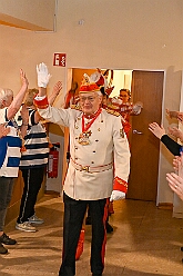 02 KFD Peter Paul 2026- 02-04 02  Seniorenkarneval und Flüstersitzung - An Nachmittag des 4. Februar führte uns der erste Termin in das DRK-Multikulturelle Seniorenzentrum Haus am Sandberg in Homberg. Zum 2. Termin musste wir in den Süden. In Huckingen feierte die KFD St. Peter und Paul Gemeinde ihren  2. karnvalistischen Nachmittag, Toni I. wurde ein Superstar empfangen. Gestärkt mit ausreichend Kuchen und Kaffee ging es dann nach Walsum. In Open Rheins „Zum Johanniter“ , dort fand die „Flüstersitzung“ der Prinzengarde statt. : DVPJ, Toni I, Jules I., Prinz Karneval, Prinz, Prinzessin Aileen I., Hofmarschälle, Page, Pagen, Paginnen, HDK, Duisburg, Karneval, Helau, Tollität, Event, Session 2025, Session 2025, HDK Duisburg, Hauptausschuss, Hauptausschuss Karneval Duisburg, Duisburg ist echt
