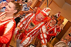 02 KFD Peter Paul 2026- 02-04 03  Seniorenkarneval und Flüstersitzung - An Nachmittag des 4. Februar führte uns der erste Termin in das DRK-Multikulturelle Seniorenzentrum Haus am Sandberg in Homberg. Zum 2. Termin musste wir in den Süden. In Huckingen feierte die KFD St. Peter und Paul Gemeinde ihren  2. karnvalistischen Nachmittag, Toni I. wurde ein Superstar empfangen. Gestärkt mit ausreichend Kuchen und Kaffee ging es dann nach Walsum. In Open Rheins „Zum Johanniter“ , dort fand die „Flüstersitzung“ der Prinzengarde statt. : DVPJ, Toni I, Jules I., Prinz Karneval, Prinz, Prinzessin Aileen I., Hofmarschälle, Page, Pagen, Paginnen, HDK, Duisburg, Karneval, Helau, Tollität, Event, Session 2025, Session 2025, HDK Duisburg, Hauptausschuss, Hauptausschuss Karneval Duisburg, Duisburg ist echt