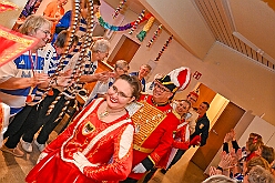 02 KFD Peter Paul 2026- 02-04 04  Seniorenkarneval und Flüstersitzung - An Nachmittag des 4. Februar führte uns der erste Termin in das DRK-Multikulturelle Seniorenzentrum Haus am Sandberg in Homberg. Zum 2. Termin musste wir in den Süden. In Huckingen feierte die KFD St. Peter und Paul Gemeinde ihren  2. karnvalistischen Nachmittag, Toni I. wurde ein Superstar empfangen. Gestärkt mit ausreichend Kuchen und Kaffee ging es dann nach Walsum. In Open Rheins „Zum Johanniter“ , dort fand die „Flüstersitzung“ der Prinzengarde statt. : DVPJ, Toni I, Jules I., Prinz Karneval, Prinz, Prinzessin Aileen I., Hofmarschälle, Page, Pagen, Paginnen, HDK, Duisburg, Karneval, Helau, Tollität, Event, Session 2025, Session 2025, HDK Duisburg, Hauptausschuss, Hauptausschuss Karneval Duisburg, Duisburg ist echt