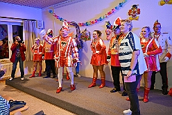 02 KFD Peter Paul 2026- 02-04 06  Seniorenkarneval und Flüstersitzung - An Nachmittag des 4. Februar führte uns der erste Termin in das DRK-Multikulturelle Seniorenzentrum Haus am Sandberg in Homberg. Zum 2. Termin musste wir in den Süden. In Huckingen feierte die KFD St. Peter und Paul Gemeinde ihren  2. karnvalistischen Nachmittag, Toni I. wurde ein Superstar empfangen. Gestärkt mit ausreichend Kuchen und Kaffee ging es dann nach Walsum. In Open Rheins „Zum Johanniter“ , dort fand die „Flüstersitzung“ der Prinzengarde statt. : DVPJ, Toni I, Jules I., Prinz Karneval, Prinz, Prinzessin Aileen I., Hofmarschälle, Page, Pagen, Paginnen, HDK, Duisburg, Karneval, Helau, Tollität, Event, Session 2025, Session 2025, HDK Duisburg, Hauptausschuss, Hauptausschuss Karneval Duisburg, Duisburg ist echt