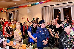 02 KFD Peter Paul 2026- 02-04 07  Seniorenkarneval und Flüstersitzung - An Nachmittag des 4. Februar führte uns der erste Termin in das DRK-Multikulturelle Seniorenzentrum Haus am Sandberg in Homberg. Zum 2. Termin musste wir in den Süden. In Huckingen feierte die KFD St. Peter und Paul Gemeinde ihren  2. karnvalistischen Nachmittag, Toni I. wurde ein Superstar empfangen. Gestärkt mit ausreichend Kuchen und Kaffee ging es dann nach Walsum. In Open Rheins „Zum Johanniter“ , dort fand die „Flüstersitzung“ der Prinzengarde statt. : DVPJ, Toni I, Jules I., Prinz Karneval, Prinz, Prinzessin Aileen I., Hofmarschälle, Page, Pagen, Paginnen, HDK, Duisburg, Karneval, Helau, Tollität, Event, Session 2025, Session 2025, HDK Duisburg, Hauptausschuss, Hauptausschuss Karneval Duisburg, Duisburg ist echt