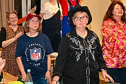 02 KFD Peter Paul 2026- 02-04 08  Seniorenkarneval und Flüstersitzung - An Nachmittag des 4. Februar führte uns der erste Termin in das DRK-Multikulturelle Seniorenzentrum Haus am Sandberg in Homberg. Zum 2. Termin musste wir in den Süden. In Huckingen feierte die KFD St. Peter und Paul Gemeinde ihren  2. karnvalistischen Nachmittag, Toni I. wurde ein Superstar empfangen. Gestärkt mit ausreichend Kuchen und Kaffee ging es dann nach Walsum. In Open Rheins „Zum Johanniter“ , dort fand die „Flüstersitzung“ der Prinzengarde statt. : DVPJ, Toni I, Jules I., Prinz Karneval, Prinz, Prinzessin Aileen I., Hofmarschälle, Page, Pagen, Paginnen, HDK, Duisburg, Karneval, Helau, Tollität, Event, Session 2025, Session 2025, HDK Duisburg, Hauptausschuss, Hauptausschuss Karneval Duisburg, Duisburg ist echt