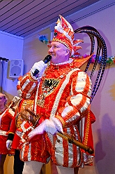 02 KFD Peter Paul 2026- 02-04 12  Seniorenkarneval und Flüstersitzung - An Nachmittag des 4. Februar führte uns der erste Termin in das DRK-Multikulturelle Seniorenzentrum Haus am Sandberg in Homberg. Zum 2. Termin musste wir in den Süden. In Huckingen feierte die KFD St. Peter und Paul Gemeinde ihren  2. karnvalistischen Nachmittag, Toni I. wurde ein Superstar empfangen. Gestärkt mit ausreichend Kuchen und Kaffee ging es dann nach Walsum. In Open Rheins „Zum Johanniter“ , dort fand die „Flüstersitzung“ der Prinzengarde statt. : DVPJ, Toni I, Jules I., Prinz Karneval, Prinz, Prinzessin Aileen I., Hofmarschälle, Page, Pagen, Paginnen, HDK, Duisburg, Karneval, Helau, Tollität, Event, Session 2025, Session 2025, HDK Duisburg, Hauptausschuss, Hauptausschuss Karneval Duisburg, Duisburg ist echt