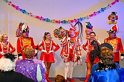 02 KFD Peter Paul 2026- 02-04 15  Seniorenkarneval und Flüstersitzung - An Nachmittag des 4. Februar führte uns der erste Termin in das DRK-Multikulturelle Seniorenzentrum Haus am Sandberg in Homberg. Zum 2. Termin musste wir in den Süden. In Huckingen feierte die KFD St. Peter und Paul Gemeinde ihren  2. karnvalistischen Nachmittag, Toni I. wurde ein Superstar empfangen. Gestärkt mit ausreichend Kuchen und Kaffee ging es dann nach Walsum. In Open Rheins „Zum Johanniter“ , dort fand die „Flüstersitzung“ der Prinzengarde statt. : DVPJ, Toni I, Jules I., Prinz Karneval, Prinz, Prinzessin Aileen I., Hofmarschälle, Page, Pagen, Paginnen, HDK, Duisburg, Karneval, Helau, Tollität, Event, Session 2025, Session 2025, HDK Duisburg, Hauptausschuss, Hauptausschuss Karneval Duisburg, Duisburg ist echt