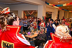 02 KFD Peter Paul 2026- 02-04 19  Seniorenkarneval und Flüstersitzung - An Nachmittag des 4. Februar führte uns der erste Termin in das DRK-Multikulturelle Seniorenzentrum Haus am Sandberg in Homberg. Zum 2. Termin musste wir in den Süden. In Huckingen feierte die KFD St. Peter und Paul Gemeinde ihren  2. karnvalistischen Nachmittag, Toni I. wurde ein Superstar empfangen. Gestärkt mit ausreichend Kuchen und Kaffee ging es dann nach Walsum. In Open Rheins „Zum Johanniter“ , dort fand die „Flüstersitzung“ der Prinzengarde statt. : DVPJ, Toni I, Jules I., Prinz Karneval, Prinz, Prinzessin Aileen I., Hofmarschälle, Page, Pagen, Paginnen, HDK, Duisburg, Karneval, Helau, Tollität, Event, Session 2025, Session 2025, HDK Duisburg, Hauptausschuss, Hauptausschuss Karneval Duisburg, Duisburg ist echt