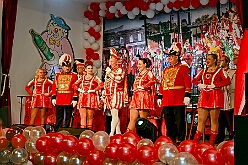 03 Fluesters PrinzGGrd 2026- 02-04 02  Seniorenkarneval und Flüstersitzung - An Nachmittag des 4. Februar führte uns der erste Termin in das DRK-Multikulturelle Seniorenzentrum Haus am Sandberg in Homberg. Zum 2. Termin musste wir in den Süden. In Huckingen feierte die KFD St. Peter und Paul Gemeinde ihren  2. karnvalistischen Nachmittag, Toni I. wurde ein Superstar empfangen. Gestärkt mit ausreichend Kuchen und Kaffee ging es dann nach Walsum. In Open Rheins „Zum Johanniter“ , dort fand die „Flüstersitzung“ der Prinzengarde statt. : DVPJ, Toni I, Jules I., Prinz Karneval, Prinz, Prinzessin Aileen I., Hofmarschälle, Page, Pagen, Paginnen, HDK, Duisburg, Karneval, Helau, Tollität, Event, Session 2025, Session 2025, HDK Duisburg, Hauptausschuss, Hauptausschuss Karneval Duisburg, Duisburg ist echt