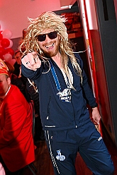 03 Fluesters PrinzGGrd 2026- 02-04 04  Seniorenkarneval und Flüstersitzung - An Nachmittag des 4. Februar führte uns der erste Termin in das DRK-Multikulturelle Seniorenzentrum Haus am Sandberg in Homberg. Zum 2. Termin musste wir in den Süden. In Huckingen feierte die KFD St. Peter und Paul Gemeinde ihren  2. karnvalistischen Nachmittag, Toni I. wurde ein Superstar empfangen. Gestärkt mit ausreichend Kuchen und Kaffee ging es dann nach Walsum. In Open Rheins „Zum Johanniter“ , dort fand die „Flüstersitzung“ der Prinzengarde statt. : DVPJ, Toni I, Jules I., Prinz Karneval, Prinz, Prinzessin Aileen I., Hofmarschälle, Page, Pagen, Paginnen, HDK, Duisburg, Karneval, Helau, Tollität, Event, Session 2025, Session 2025, HDK Duisburg, Hauptausschuss, Hauptausschuss Karneval Duisburg, Duisburg ist echt