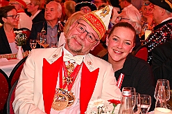 03 Fluesters PrinzGGrd 2026- 02-04 05  Seniorenkarneval und Flüstersitzung - An Nachmittag des 4. Februar führte uns der erste Termin in das DRK-Multikulturelle Seniorenzentrum Haus am Sandberg in Homberg. Zum 2. Termin musste wir in den Süden. In Huckingen feierte die KFD St. Peter und Paul Gemeinde ihren  2. karnvalistischen Nachmittag, Toni I. wurde ein Superstar empfangen. Gestärkt mit ausreichend Kuchen und Kaffee ging es dann nach Walsum. In Open Rheins „Zum Johanniter“ , dort fand die „Flüstersitzung“ der Prinzengarde statt. : DVPJ, Toni I, Jules I., Prinz Karneval, Prinz, Prinzessin Aileen I., Hofmarschälle, Page, Pagen, Paginnen, HDK, Duisburg, Karneval, Helau, Tollität, Event, Session 2025, Session 2025, HDK Duisburg, Hauptausschuss, Hauptausschuss Karneval Duisburg, Duisburg ist echt