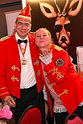 03 Fluesters PrinzGGrd 2026- 02-04 06  Seniorenkarneval und Flüstersitzung - An Nachmittag des 4. Februar führte uns der erste Termin in das DRK-Multikulturelle Seniorenzentrum Haus am Sandberg in Homberg. Zum 2. Termin musste wir in den Süden. In Huckingen feierte die KFD St. Peter und Paul Gemeinde ihren  2. karnvalistischen Nachmittag, Toni I. wurde ein Superstar empfangen. Gestärkt mit ausreichend Kuchen und Kaffee ging es dann nach Walsum. In Open Rheins „Zum Johanniter“ , dort fand die „Flüstersitzung“ der Prinzengarde statt. : DVPJ, Toni I, Jules I., Prinz Karneval, Prinz, Prinzessin Aileen I., Hofmarschälle, Page, Pagen, Paginnen, HDK, Duisburg, Karneval, Helau, Tollität, Event, Session 2025, Session 2025, HDK Duisburg, Hauptausschuss, Hauptausschuss Karneval Duisburg, Duisburg ist echt