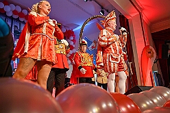 03 Fluesters PrinzGGrd 2026- 02-04 07  Seniorenkarneval und Flüstersitzung - An Nachmittag des 4. Februar führte uns der erste Termin in das DRK-Multikulturelle Seniorenzentrum Haus am Sandberg in Homberg. Zum 2. Termin musste wir in den Süden. In Huckingen feierte die KFD St. Peter und Paul Gemeinde ihren  2. karnvalistischen Nachmittag, Toni I. wurde ein Superstar empfangen. Gestärkt mit ausreichend Kuchen und Kaffee ging es dann nach Walsum. In Open Rheins „Zum Johanniter“ , dort fand die „Flüstersitzung“ der Prinzengarde statt. : DVPJ, Toni I, Jules I., Prinz Karneval, Prinz, Prinzessin Aileen I., Hofmarschälle, Page, Pagen, Paginnen, HDK, Duisburg, Karneval, Helau, Tollität, Event, Session 2025, Session 2025, HDK Duisburg, Hauptausschuss, Hauptausschuss Karneval Duisburg, Duisburg ist echt