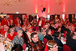 03 Fluesters PrinzGGrd 2026- 02-04 17  Seniorenkarneval und Flüstersitzung - An Nachmittag des 4. Februar führte uns der erste Termin in das DRK-Multikulturelle Seniorenzentrum Haus am Sandberg in Homberg. Zum 2. Termin musste wir in den Süden. In Huckingen feierte die KFD St. Peter und Paul Gemeinde ihren  2. karnvalistischen Nachmittag, Toni I. wurde ein Superstar empfangen. Gestärkt mit ausreichend Kuchen und Kaffee ging es dann nach Walsum. In Open Rheins „Zum Johanniter“ , dort fand die „Flüstersitzung“ der Prinzengarde statt. : DVPJ, Toni I, Jules I., Prinz Karneval, Prinz, Prinzessin Aileen I., Hofmarschälle, Page, Pagen, Paginnen, HDK, Duisburg, Karneval, Helau, Tollität, Event, Session 2025, Session 2025, HDK Duisburg, Hauptausschuss, Hauptausschuss Karneval Duisburg, Duisburg ist echt