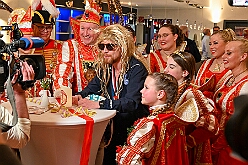 03 Fluesters PrinzGGrd 2026- 02-04 20  Seniorenkarneval und Flüstersitzung - An Nachmittag des 4. Februar führte uns der erste Termin in das DRK-Multikulturelle Seniorenzentrum Haus am Sandberg in Homberg. Zum 2. Termin musste wir in den Süden. In Huckingen feierte die KFD St. Peter und Paul Gemeinde ihren  2. karnvalistischen Nachmittag, Toni I. wurde ein Superstar empfangen. Gestärkt mit ausreichend Kuchen und Kaffee ging es dann nach Walsum. In Open Rheins „Zum Johanniter“ , dort fand die „Flüstersitzung“ der Prinzengarde statt. : DVPJ, Toni I, Jules I., Prinz Karneval, Prinz, Prinzessin Aileen I., Hofmarschälle, Page, Pagen, Paginnen, HDK, Duisburg, Karneval, Helau, Tollität, Event, Session 2025, Session 2025, HDK Duisburg, Hauptausschuss, Hauptausschuss Karneval Duisburg, Duisburg ist echt