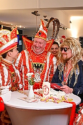03 Fluesters PrinzGGrd 2026- 02-04 21  Seniorenkarneval und Flüstersitzung - An Nachmittag des 4. Februar führte uns der erste Termin in das DRK-Multikulturelle Seniorenzentrum Haus am Sandberg in Homberg. Zum 2. Termin musste wir in den Süden. In Huckingen feierte die KFD St. Peter und Paul Gemeinde ihren  2. karnvalistischen Nachmittag, Toni I. wurde ein Superstar empfangen. Gestärkt mit ausreichend Kuchen und Kaffee ging es dann nach Walsum. In Open Rheins „Zum Johanniter“ , dort fand die „Flüstersitzung“ der Prinzengarde statt. : DVPJ, Toni I, Jules I., Prinz Karneval, Prinz, Prinzessin Aileen I., Hofmarschälle, Page, Pagen, Paginnen, HDK, Duisburg, Karneval, Helau, Tollität, Event, Session 2025, Session 2025, HDK Duisburg, Hauptausschuss, Hauptausschuss Karneval Duisburg, Duisburg ist echt