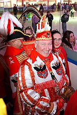 01 KarnevalOnIce 2026-02-06 01  Tour-Tag, 6. Februar - Am frühen Freitagabend hieß es in der „alleato Arena“ zum 4. Mal „Karneval on Ice“ . Eion (Spaß)Eishockeyspiel der Teams Karneval vs. Stadt Duisburg endete 10:10. Danach ging es in die Glückaufhalle nach Homberg, Herrensitzung der „Narrenzunft“. Zurück im Süden zur Ehrengarde, diese hatte den „Großen Orden“, im „Landgasthof Schenke“, an Joachim Loosen verliehen. Abschluss des Abends war dann im „Männerhort“ bei Klaus Bodzian. : DVPJ, Toni I, Jules I., Prinz Karneval, Prinz, Prinzessin Aileen I., Hofmarschälle, Page, Pagen, Paginnen, HDK, Duisburg, Karneval, Helau, Tollität, Event, Session 2025, Session 2025, HDK Duisburg, Hauptausschuss, Hauptausschuss Karneval Duisburg, Duisburg ist echt