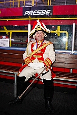 01 KarnevalOnIce 2026-02-06 02  Tour-Tag, 6. Februar - Am frühen Freitagabend hieß es in der „alleato Arena“ zum 4. Mal „Karneval on Ice“ . Eion (Spaß)Eishockeyspiel der Teams Karneval vs. Stadt Duisburg endete 10:10. Danach ging es in die Glückaufhalle nach Homberg, Herrensitzung der „Narrenzunft“. Zurück im Süden zur Ehrengarde, diese hatte den „Großen Orden“, im „Landgasthof Schenke“, an Joachim Loosen verliehen. Abschluss des Abends war dann im „Männerhort“ bei Klaus Bodzian. : DVPJ, Toni I, Jules I., Prinz Karneval, Prinz, Prinzessin Aileen I., Hofmarschälle, Page, Pagen, Paginnen, HDK, Duisburg, Karneval, Helau, Tollität, Event, Session 2025, Session 2025, HDK Duisburg, Hauptausschuss, Hauptausschuss Karneval Duisburg, Duisburg ist echt