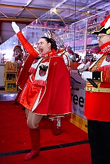 01 KarnevalOnIce 2026-02-06 07  Tour-Tag, 6. Februar - Am frühen Freitagabend hieß es in der „alleato Arena“ zum 4. Mal „Karneval on Ice“ . Eion (Spaß)Eishockeyspiel der Teams Karneval vs. Stadt Duisburg endete 10:10. Danach ging es in die Glückaufhalle nach Homberg, Herrensitzung der „Narrenzunft“. Zurück im Süden zur Ehrengarde, diese hatte den „Großen Orden“, im „Landgasthof Schenke“, an Joachim Loosen verliehen. Abschluss des Abends war dann im „Männerhort“ bei Klaus Bodzian. : DVPJ, Toni I, Jules I., Prinz Karneval, Prinz, Prinzessin Aileen I., Hofmarschälle, Page, Pagen, Paginnen, HDK, Duisburg, Karneval, Helau, Tollität, Event, Session 2025, Session 2025, HDK Duisburg, Hauptausschuss, Hauptausschuss Karneval Duisburg, Duisburg ist echt