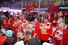 01 KarnevalOnIce 2026-02-06 08  Tour-Tag, 6. Februar - Am frühen Freitagabend hieß es in der „alleato Arena“ zum 4. Mal „Karneval on Ice“ . Eion (Spaß)Eishockeyspiel der Teams Karneval vs. Stadt Duisburg endete 10:10. Danach ging es in die Glückaufhalle nach Homberg, Herrensitzung der „Narrenzunft“. Zurück im Süden zur Ehrengarde, diese hatte den „Großen Orden“, im „Landgasthof Schenke“, an Joachim Loosen verliehen. Abschluss des Abends war dann im „Männerhort“ bei Klaus Bodzian. : DVPJ, Toni I, Jules I., Prinz Karneval, Prinz, Prinzessin Aileen I., Hofmarschälle, Page, Pagen, Paginnen, HDK, Duisburg, Karneval, Helau, Tollität, Event, Session 2025, Session 2025, HDK Duisburg, Hauptausschuss, Hauptausschuss Karneval Duisburg, Duisburg ist echt