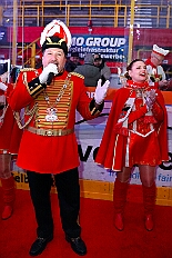 01 KarnevalOnIce 2026-02-06 10  Tour-Tag, 6. Februar - Am frühen Freitagabend hieß es in der „alleato Arena“ zum 4. Mal „Karneval on Ice“ . Eion (Spaß)Eishockeyspiel der Teams Karneval vs. Stadt Duisburg endete 10:10. Danach ging es in die Glückaufhalle nach Homberg, Herrensitzung der „Narrenzunft“. Zurück im Süden zur Ehrengarde, diese hatte den „Großen Orden“, im „Landgasthof Schenke“, an Joachim Loosen verliehen. Abschluss des Abends war dann im „Männerhort“ bei Klaus Bodzian. : DVPJ, Toni I, Jules I., Prinz Karneval, Prinz, Prinzessin Aileen I., Hofmarschälle, Page, Pagen, Paginnen, HDK, Duisburg, Karneval, Helau, Tollität, Event, Session 2025, Session 2025, HDK Duisburg, Hauptausschuss, Hauptausschuss Karneval Duisburg, Duisburg ist echt