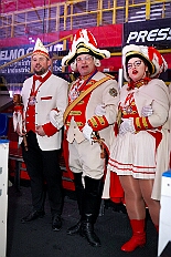 01 KarnevalOnIce 2026-02-06 13  Tour-Tag, 6. Februar - Am frühen Freitagabend hieß es in der „alleato Arena“ zum 4. Mal „Karneval on Ice“ . Eion (Spaß)Eishockeyspiel der Teams Karneval vs. Stadt Duisburg endete 10:10. Danach ging es in die Glückaufhalle nach Homberg, Herrensitzung der „Narrenzunft“. Zurück im Süden zur Ehrengarde, diese hatte den „Großen Orden“, im „Landgasthof Schenke“, an Joachim Loosen verliehen. Abschluss des Abends war dann im „Männerhort“ bei Klaus Bodzian. : DVPJ, Toni I, Jules I., Prinz Karneval, Prinz, Prinzessin Aileen I., Hofmarschälle, Page, Pagen, Paginnen, HDK, Duisburg, Karneval, Helau, Tollität, Event, Session 2025, Session 2025, HDK Duisburg, Hauptausschuss, Hauptausschuss Karneval Duisburg, Duisburg ist echt