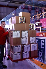 01 KarnevalOnIce 2026-02-06 19  Tour-Tag, 6. Februar - Am frühen Freitagabend hieß es in der „alleato Arena“ zum 4. Mal „Karneval on Ice“ . Eion (Spaß)Eishockeyspiel der Teams Karneval vs. Stadt Duisburg endete 10:10. Danach ging es in die Glückaufhalle nach Homberg, Herrensitzung der „Narrenzunft“. Zurück im Süden zur Ehrengarde, diese hatte den „Großen Orden“, im „Landgasthof Schenke“, an Joachim Loosen verliehen. Abschluss des Abends war dann im „Männerhort“ bei Klaus Bodzian. : DVPJ, Toni I, Jules I., Prinz Karneval, Prinz, Prinzessin Aileen I., Hofmarschälle, Page, Pagen, Paginnen, HDK, Duisburg, Karneval, Helau, Tollität, Event, Session 2025, Session 2025, HDK Duisburg, Hauptausschuss, Hauptausschuss Karneval Duisburg, Duisburg ist echt